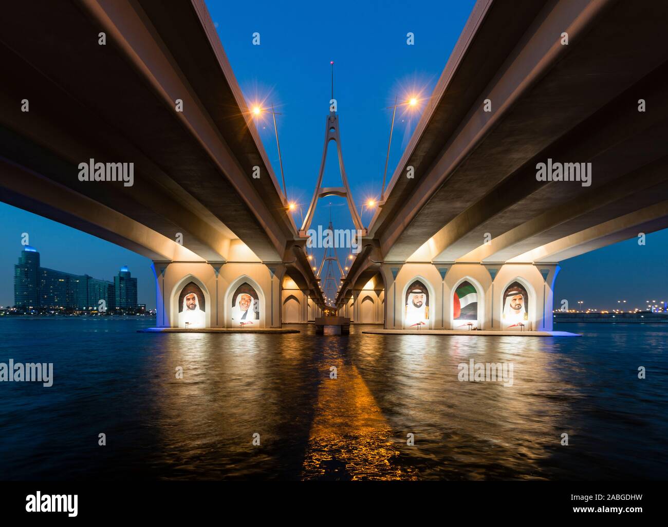 Abend-Blick von unten auf Business Bay Bridge in Dubai Vereinigte Arabische Emirate Stockfoto