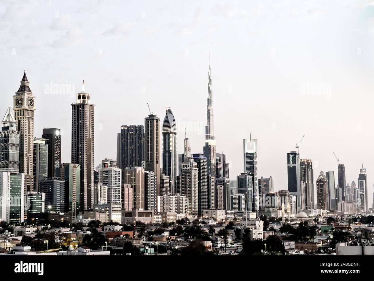 Blick über Al Satwa Altstadt in Richtung moderne Skyline von Dubai mit Wolkenkratzern in Vereinigte Arabische Emirate Stockfoto