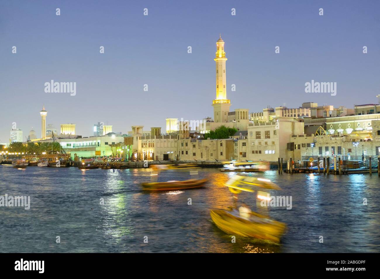 Nachtansicht des Abra Wasser taxis vor The Creek in Deira im alten Dubai Vereinigte Arabische Emirate Stockfoto