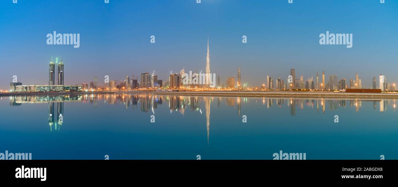 Skyline von Wolkenkratzern und Burj Khalifa Tower vor Sonnenaufgang in Dubai Vereinigte Arabische Emirate Stockfoto