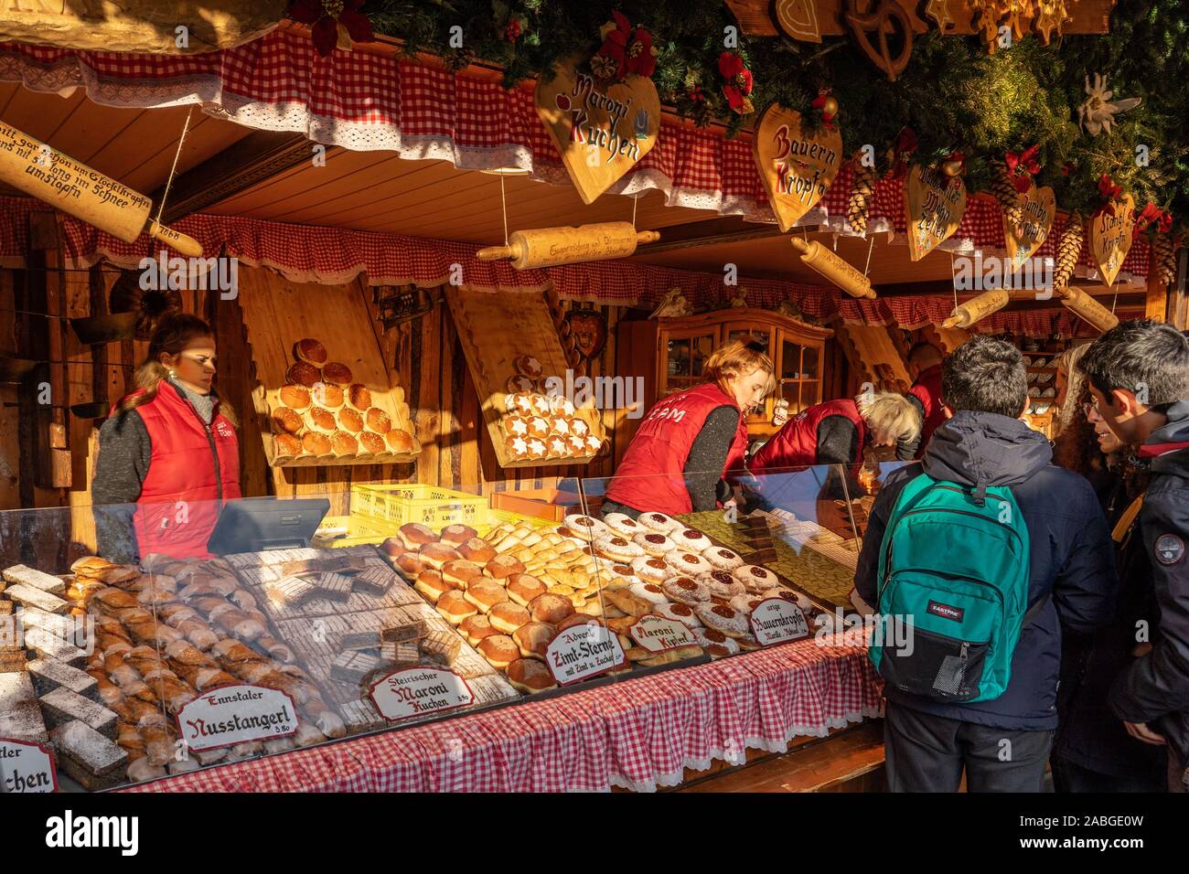 Wien, Österreich - 11.23.2019: Weihnachten Lebensmittel Süßigkeiten donut Kiosk stehen auf einem winter Markt. Stockfoto