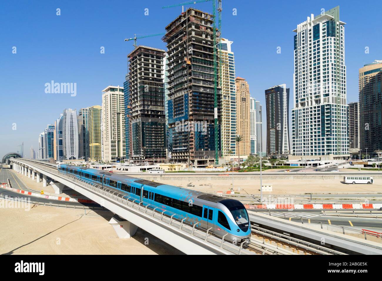 U-Bahn-Zug und Skyline von Dubai am Jumeirah Lakes Towers (JLT) in Dubai Vereinigte Arabische Emirate Stockfoto