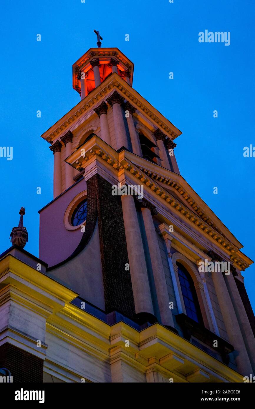 Breda, Niederlande. 27 Nov, 2019. dutchnews, Kirchen Farbe rot für rote Mittwoch Credit: Pro Schüsse/Alamy leben Nachrichten Stockfoto