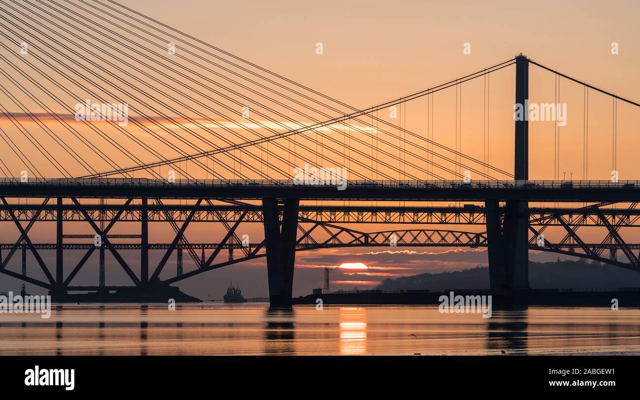 Sonnenaufgang Blick auf die drei großen Brücken über den Firth-of-Forth in South Queensferry, Kreuzung, North Queensferry Road Bridge und die Forth Bridge Stockfoto