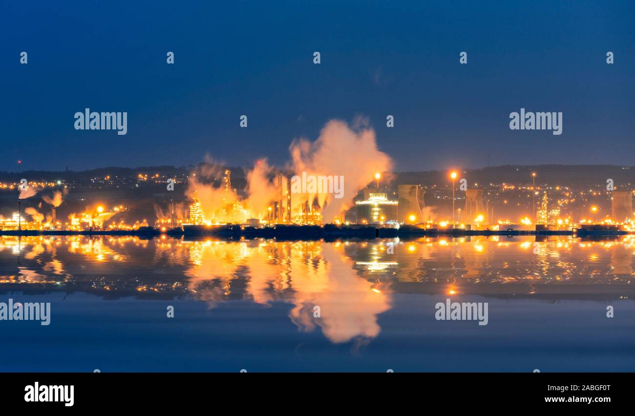 Nachtansicht von Grangemouth Ölraffinerie von INEOS in Schottland, Vereinigtes Königreich Stockfoto