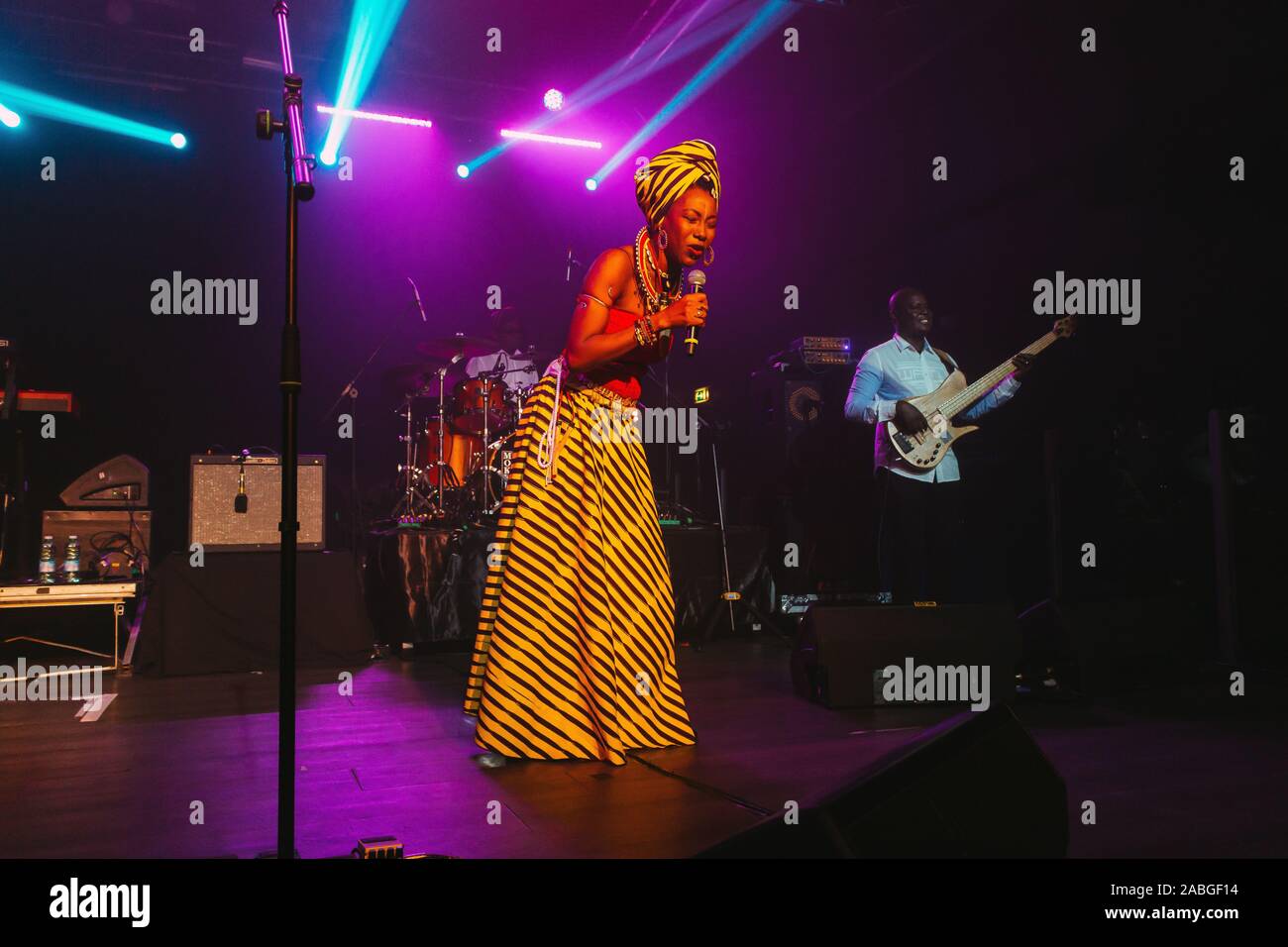 Mailand, Italien. 27. November 2019. Fatoumata Diawara live im Konzert an Magazzini Generali in Mailand, Italien. © Alessandro Bremec Stockfoto