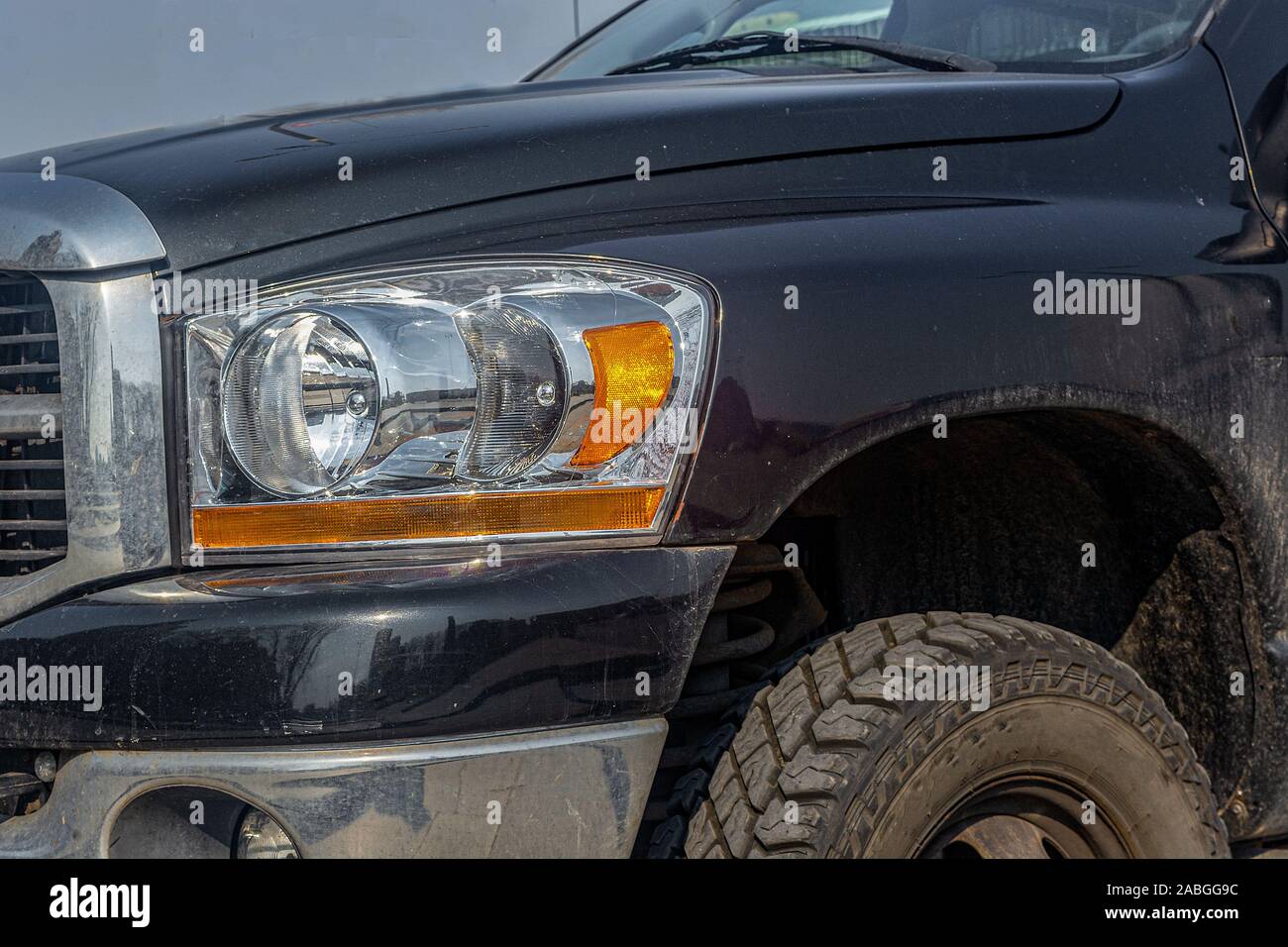 Vorderseite des SUV, Rad, Federung, Auto Flügel closeup Stockfoto