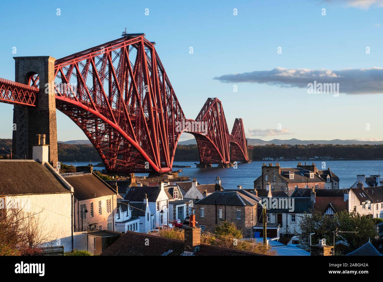Anzeigen von North Queensferry und der berühmten Forth Rail Bridge überspannt die Firth-of-Forth zwischen Fife und West Lothian, Schottland, Vereinigtes Königreich. Stockfoto