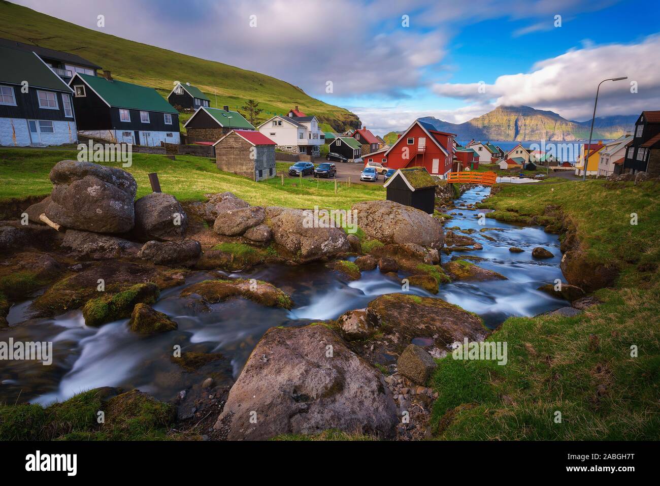 Dorf Gjogv auf den Färöer Inseln mit bunten Häusern und einem Creek Stockfoto