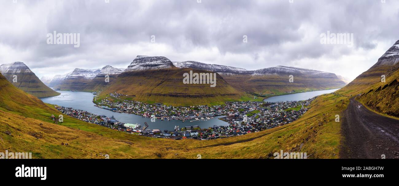 Stadt von klaksvik mit einem Feldweg auf die Färöer, Dänemark Stockfoto