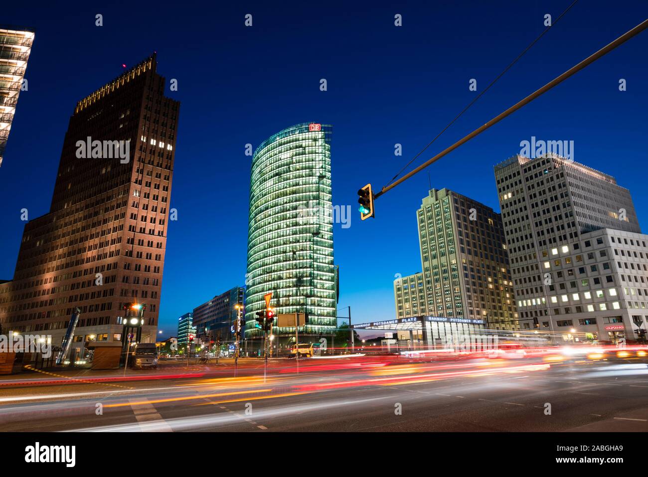 Nacht Blick auf die Skyline des Verkehrs am Potsdamer Platz in Berlin Deutschland Stockfoto