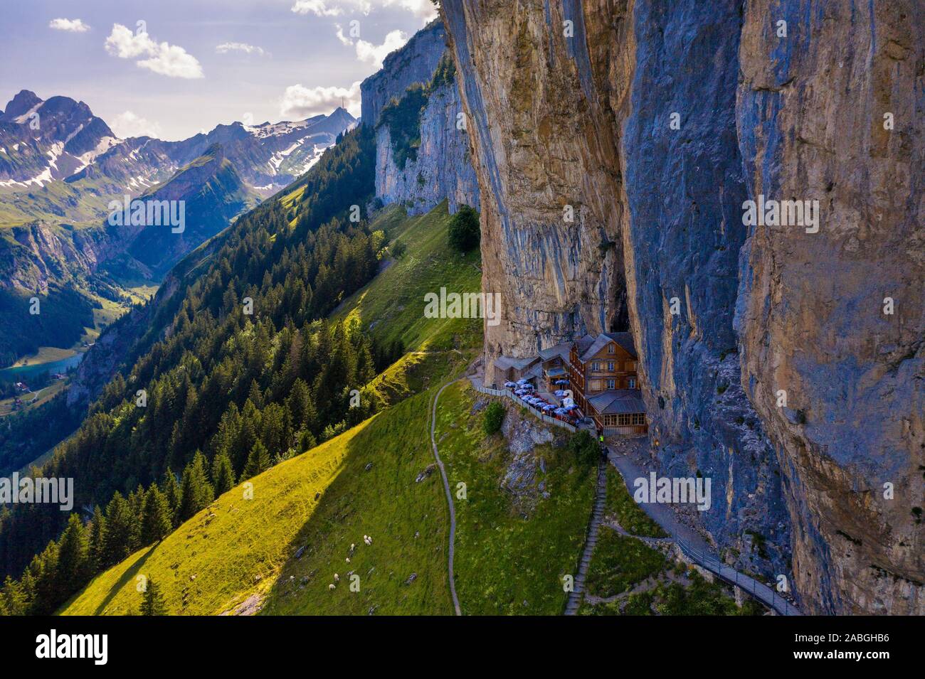 Schweizer Alpen und ein Restaurant unter einem Felsen auf dem Berg Ebenalp in der Schweiz Stockfoto