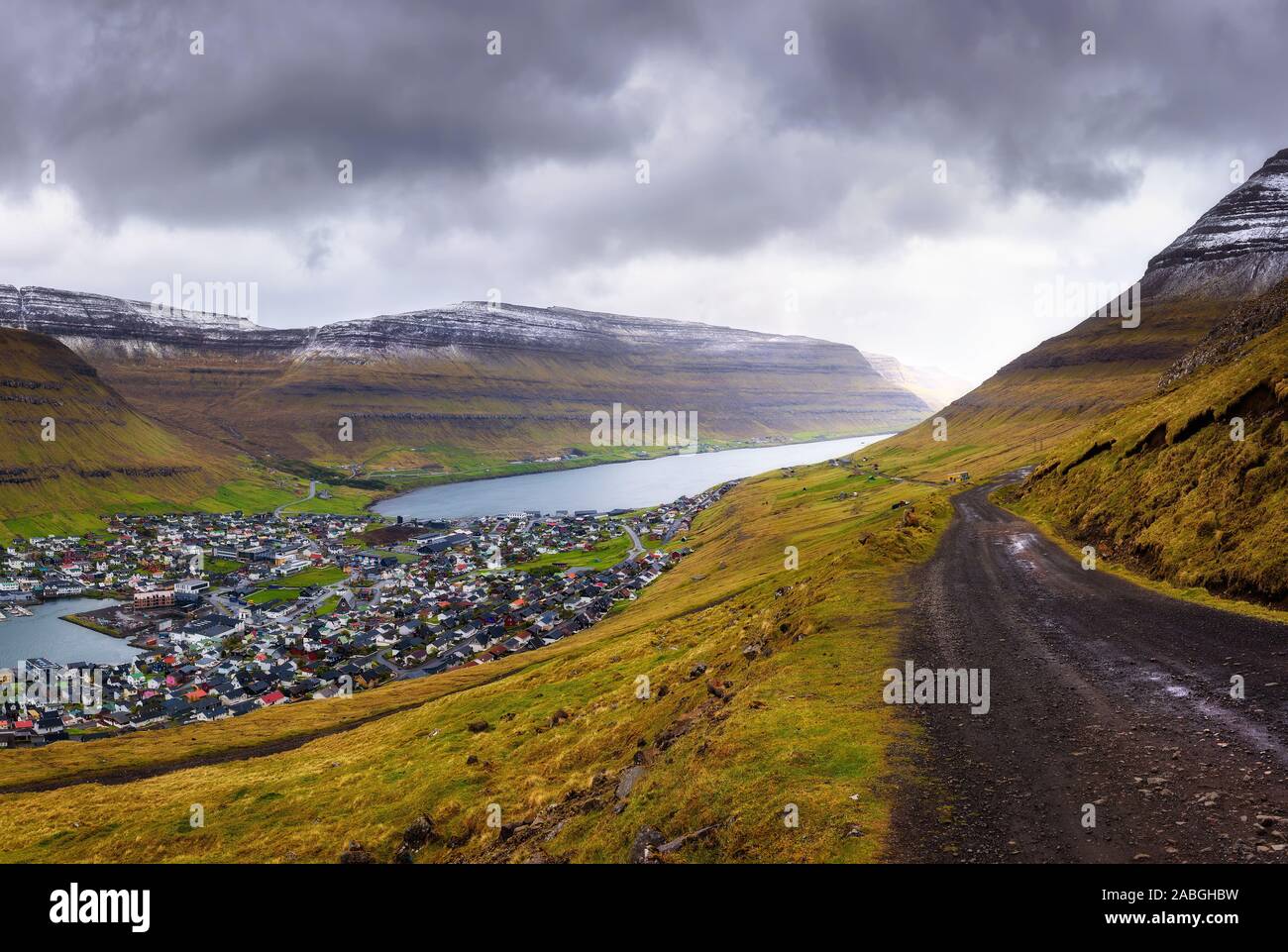 Stadt von klaksvik mit einem Feldweg auf die Färöer, Dänemark Stockfoto