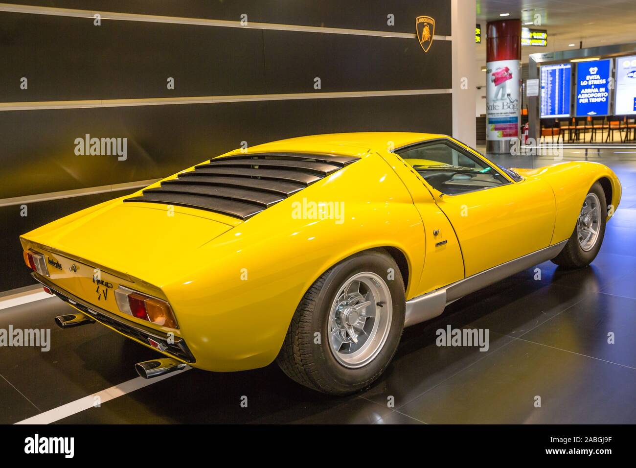 Flughafen Bologna, Italien, 16. Juni 2014: auf der Rückseite der hinteren Mitte Lamborghini Miura SV Auto Ottomotor auf Ausstellung in Bologna Flughafen. Ein supercar Stockfoto