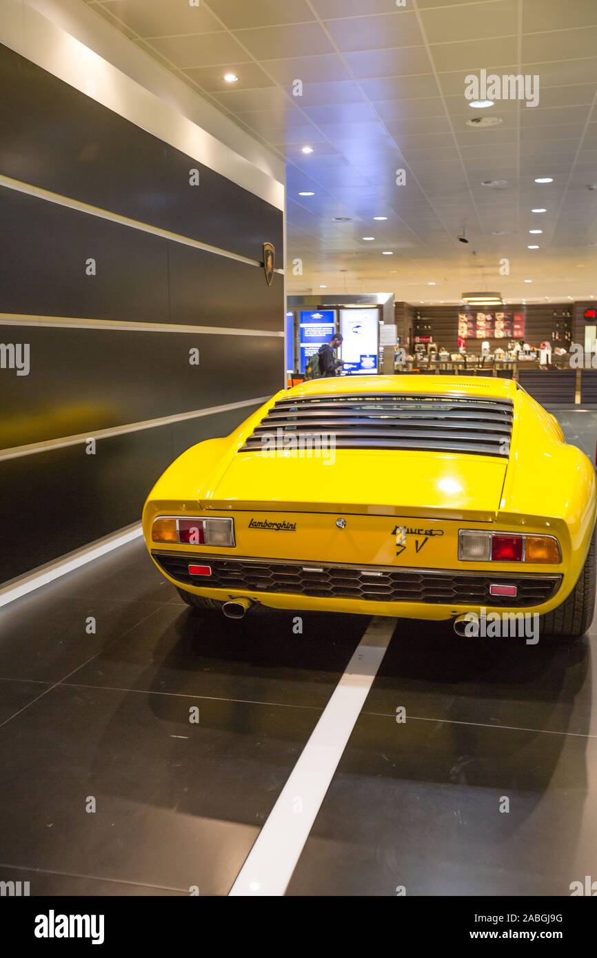 Flughafen Bologna, Italien, 16. Juni 2014: Gelb vintage Lamborghini Miura SV Auto auf Ausstellung in Bologna Flughafen. Hintere Mittelmotor-sportwagen Auto produziert Stockfoto