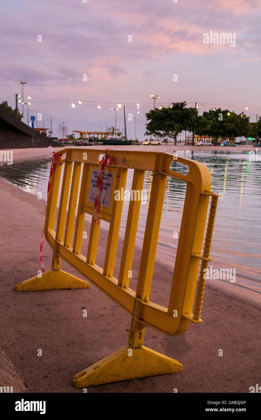 Gelb Kunststoff Hindernisse neben der See in der Abenddämmerung in der Plaza de España in Santa Cruz de Tenerife, Kanarische Inseln, Spanien Stockfoto