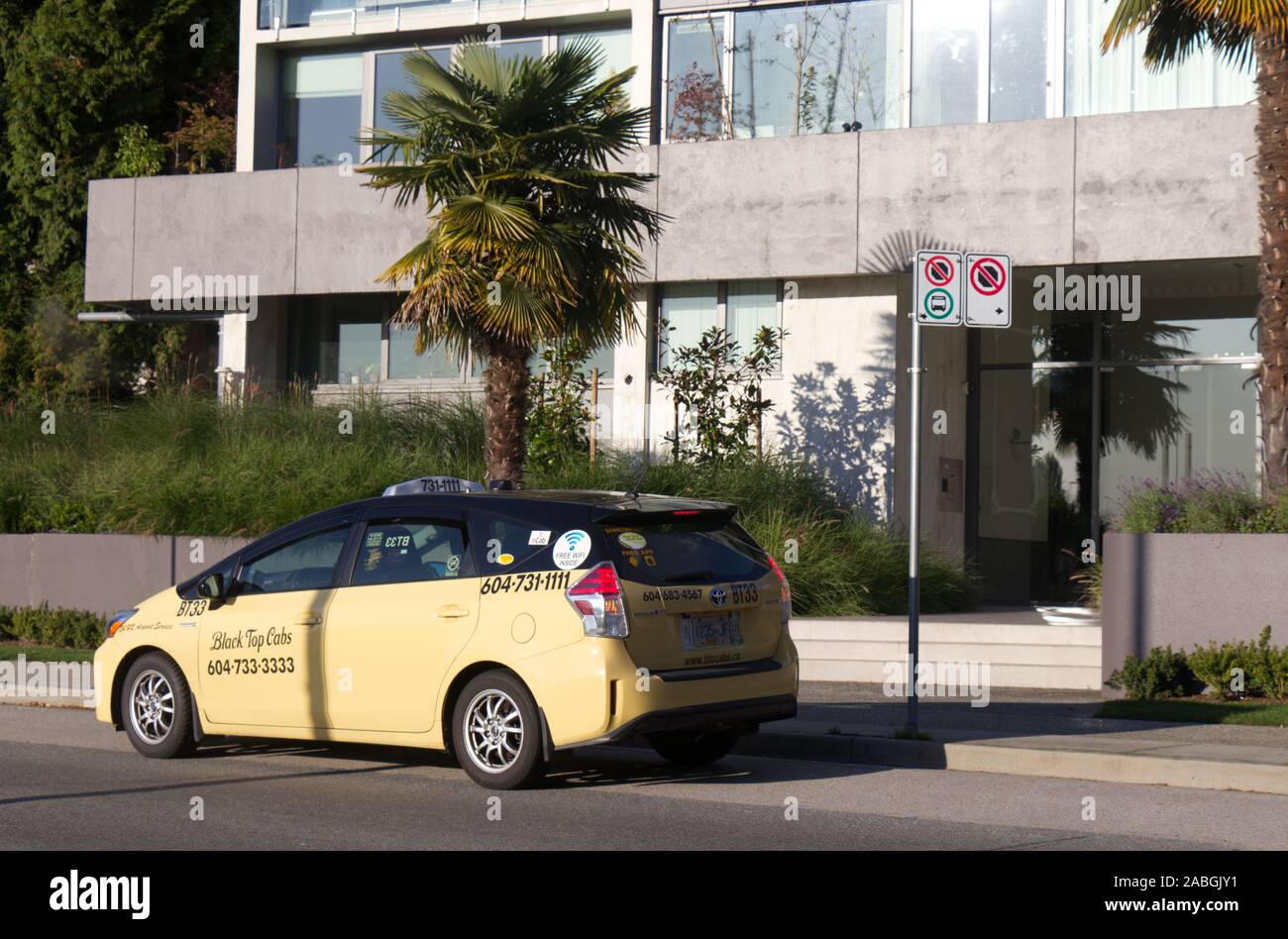 Vancouver, Kanada - Oktober 5,2019: Nahaufnahme von einem schwarzen Top Taxi Taxi wartet auf der Beifahrerseite um kein Stoppen Zeichen in der Innenstadt von Vancouver Stockfoto