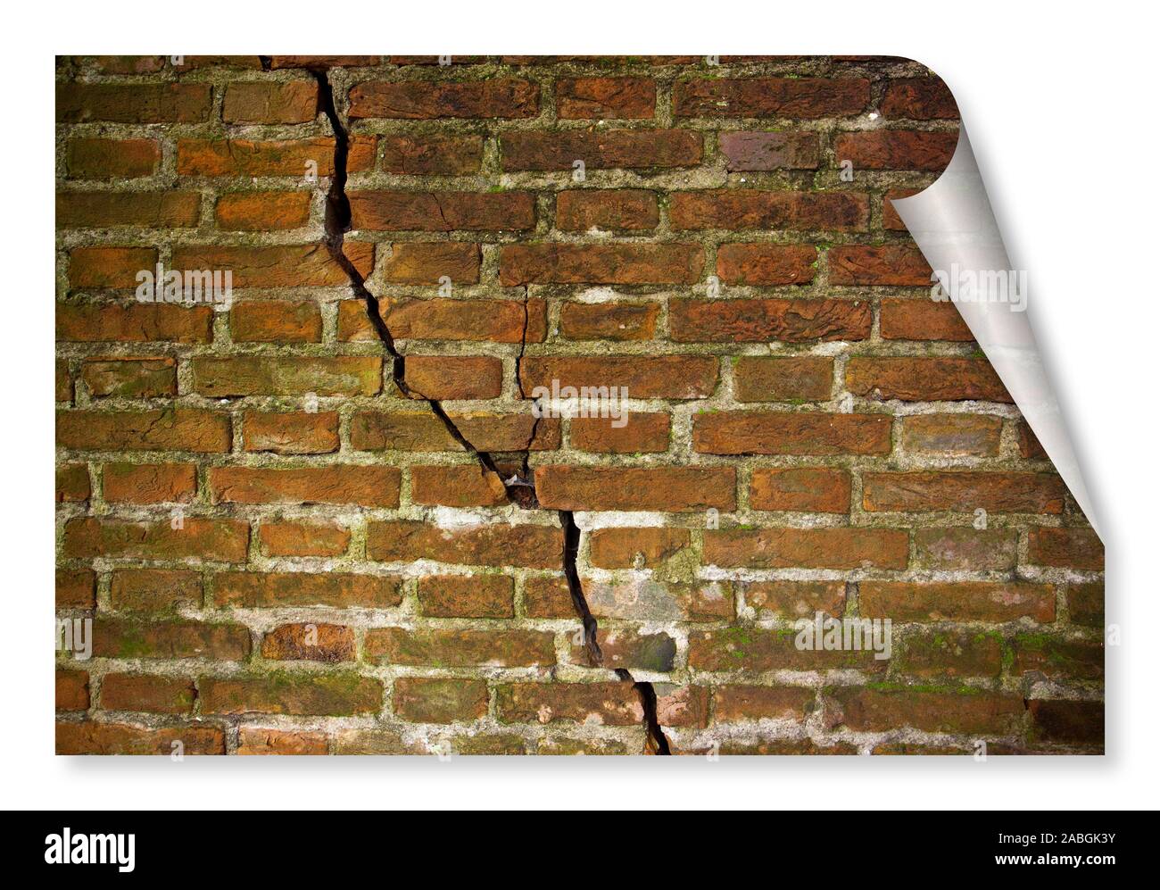 Tiefe Risse im alten beschädigt feuchte Ziegelwand - Konzept Bild mit Kopie Raum - Curl und Schatten Design Konzept Bild Stockfoto