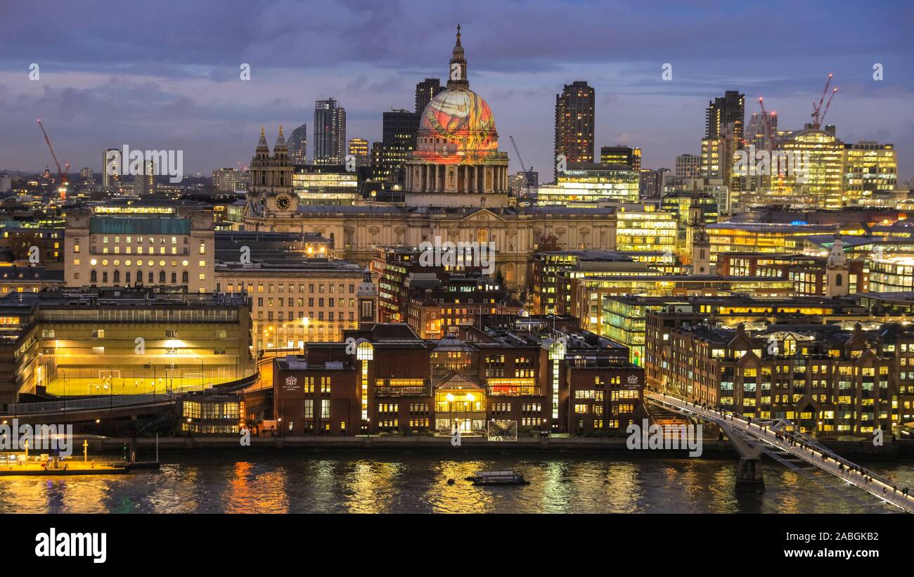 London, UK, 27. November 2019. Die Kuppel der St. Paul's Cathedral in der City von London, hier aus über die Themse gesehen, der an diesem Abend beleuchtet mit einer Projektion des englischen Dichters und Malers William Blake's letzten Meisterwerk "Alten der Tage" für Blake's Geburtstag. Credit: Imageplotter/Alamy leben Nachrichten Stockfoto