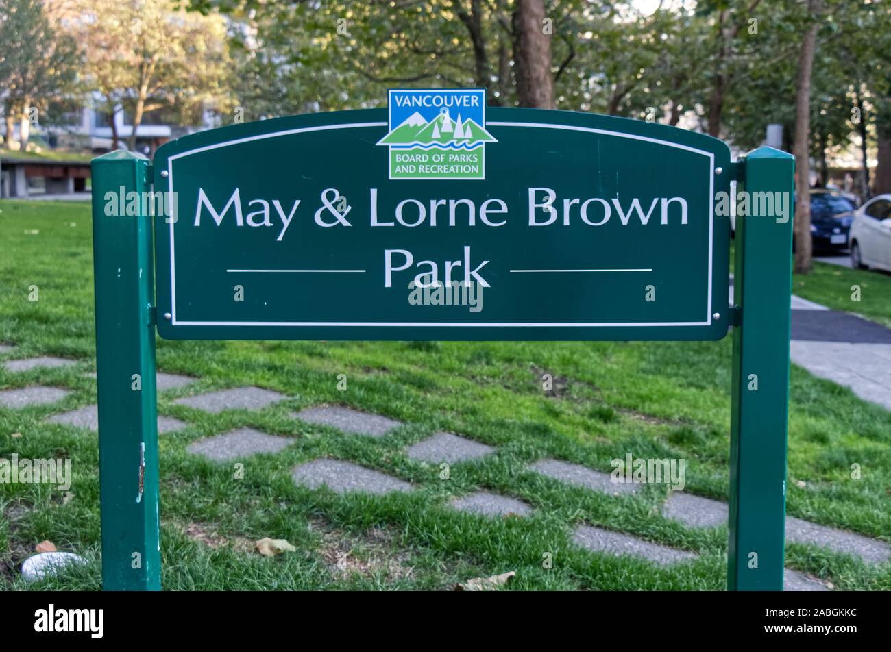Vancouver, Kanada - 20 September 2019: grünes Schild 'May und Lorne Braun Park in der Innenstadt von Vancouver Stockfoto
