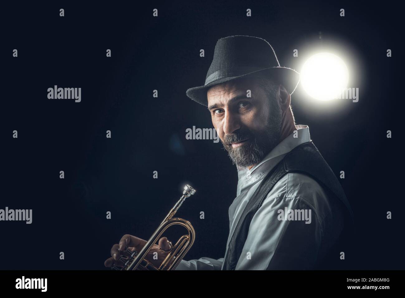 Jazz Trompeter auf einem dunklen Hintergrund. Portrait im Studio Stockfoto