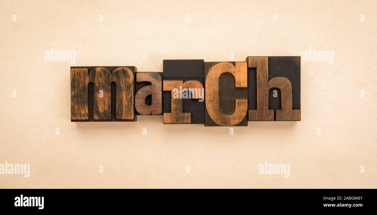 März, Name des Monats mit Vintage Buchdruck Blöcke auf strukturierten Hintergrund geschrieben. Banner Format. Stockfoto