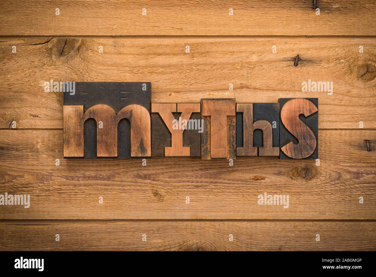 Mythen, einzelnes Wort mit Vintage Buchdruck Blöcke auf rustikalem Holz Hintergrund geschrieben. Stockfoto