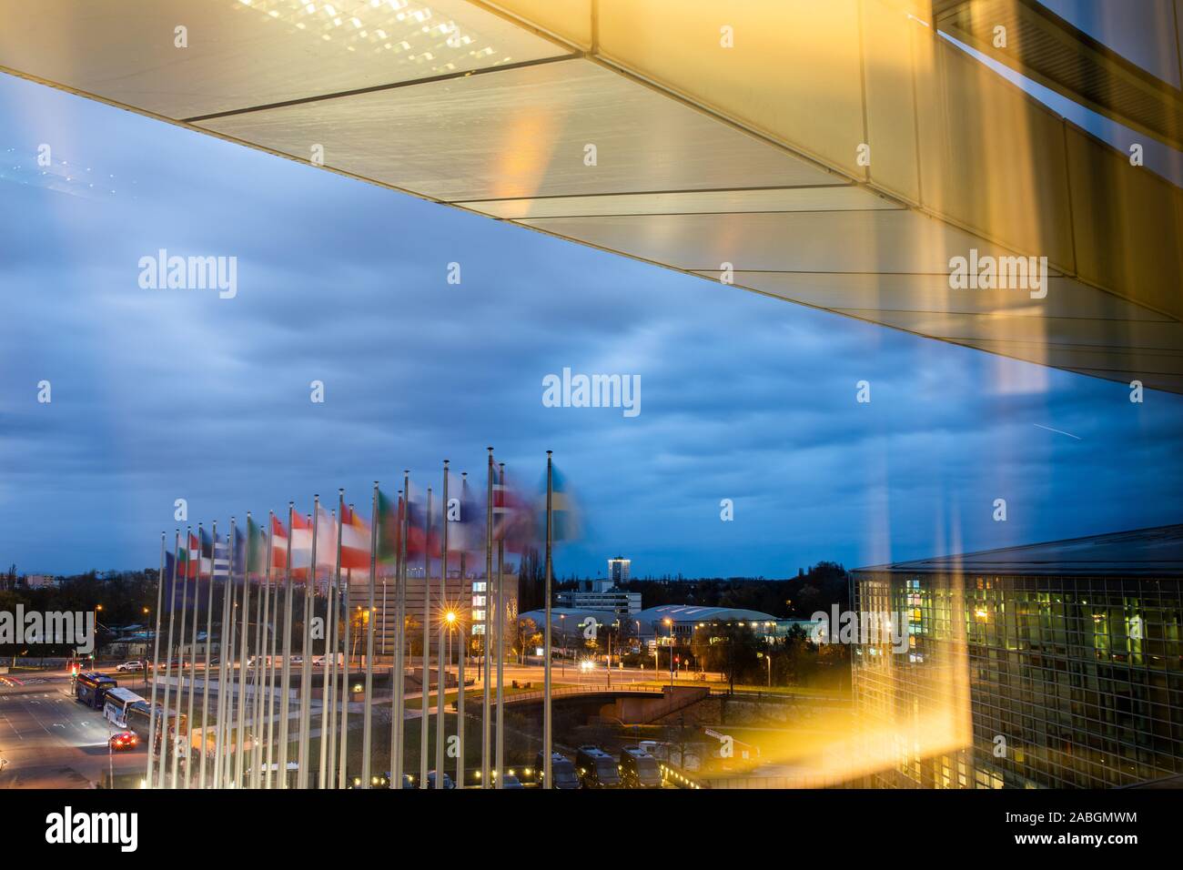 Straßburg, Frankreich. 27 Nov, 2019. 27 November 2019, Frankreich (Frankreich), Straßburg: Die Flaggen der Europäischen Mitgliedstaaten fliegen im Wind vor dem Gebäude des Europäischen Parlaments. Das Bild wurde mit Hilfe einer langjährigen Exposition und durch ein Fenster. Quelle: dpa Picture alliance/Alamy leben Nachrichten Stockfoto