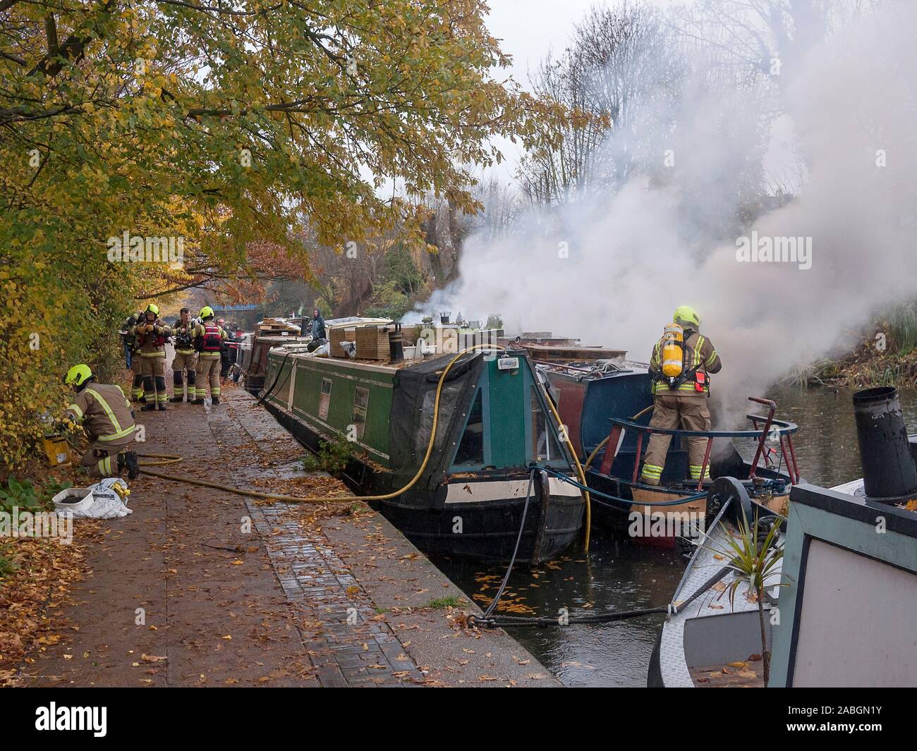 Feuer auf einem schmalen Boot auf dem Grand Union Canal in der Nähe von Victoria Park East London UK Stockfoto