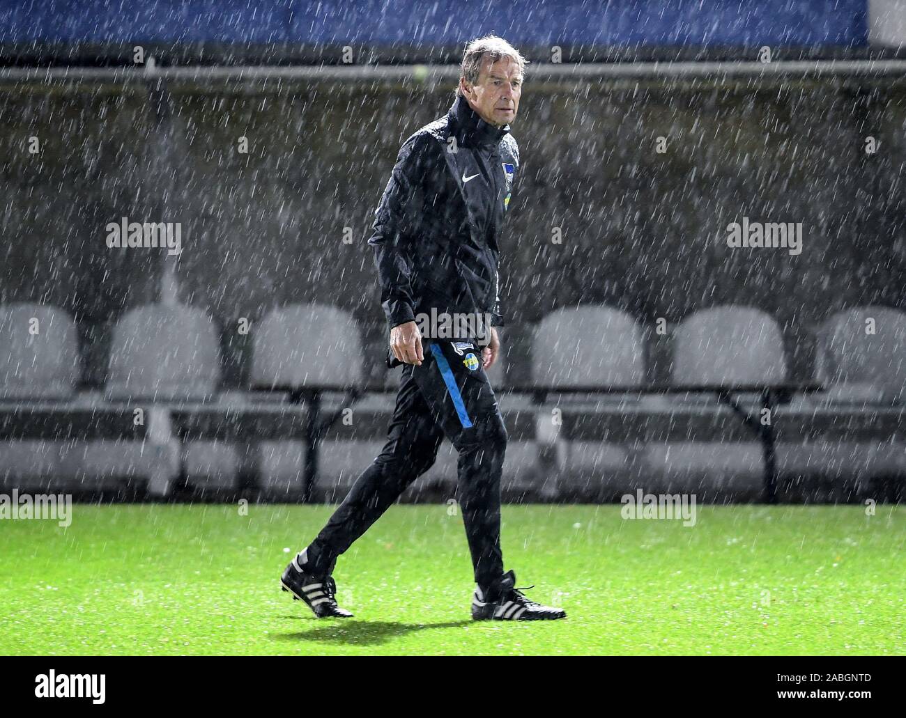 Berlin, Deutschland. 27 Nov, 2019. Fussball: Bundesliga, Hertha BSC, das erste Training nach Wechsel des Trainers im Stadion auf dem werfen Ort/Amateurstadion. Der neue Trainer Jürgen Klinsmann beobachtet das Training auf dem Spielfeld. Quelle: Britta Pedersen/dpa-Zentralbild/dpa/Alamy leben Nachrichten Stockfoto