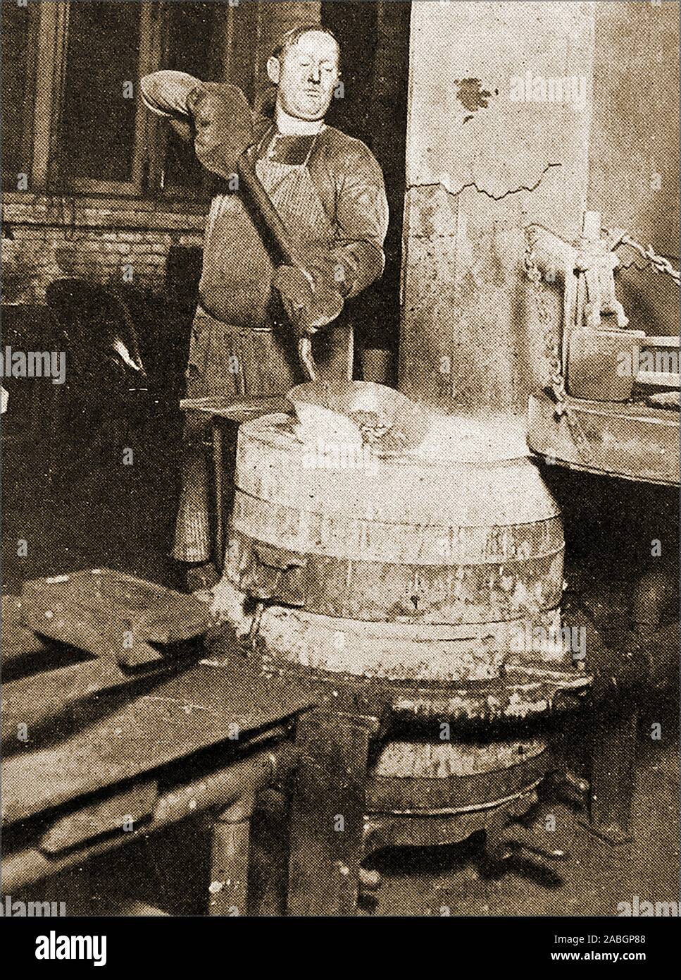 Eine seltene und ungewöhnliche historische Foto, einem Mitarbeiter der Bank in die 1940er Jahre manuell Einschmelzen ausländische Münzen in den Vereinigten Staaten Assay Office Gold und andere Edelmetalle zu extrahieren. Stockfoto