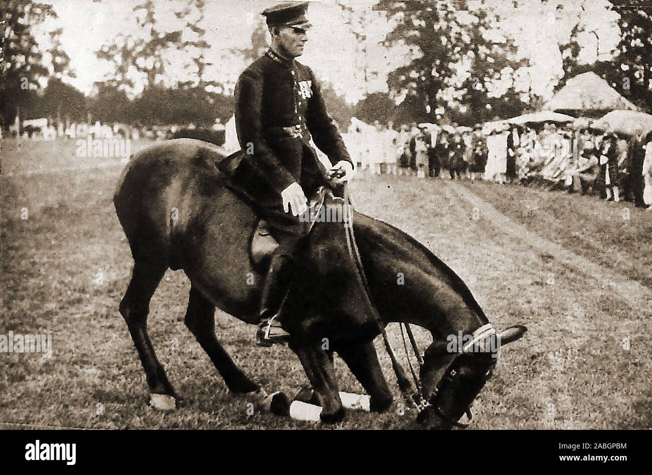 1948 vintage Foto - eine Britische montiert Polizist mit seinem Pferd Fähigkeiten an der Metropolitan Police Horse Show auf imber Gericht. Thames Ditton Stockfoto