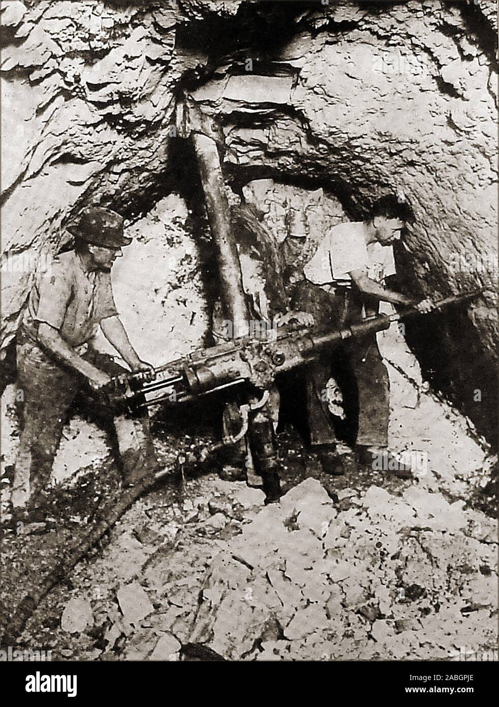 C 1945 Eine ungewöhnliche vintage Foto auf Papier Gold Miners 700 Meter unter der Erde, der an der Rot, Weiß und Blau, Gold mine in Bendigo, Australien mit einem pneumatischen Sämaschine die grundlegenden Eisenerz Stockfoto
