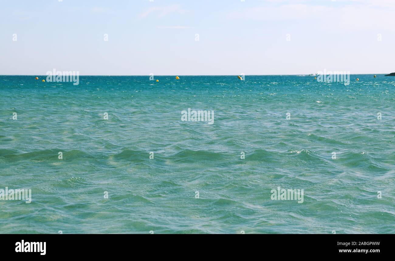 Ruhigen Meerlandschaft mit ruhigen türkisfarbenen Meer Wasser plätschert und Wellen unter klaren Tag blauer Himmel, hohe Betrachtungswinkel Stockfoto