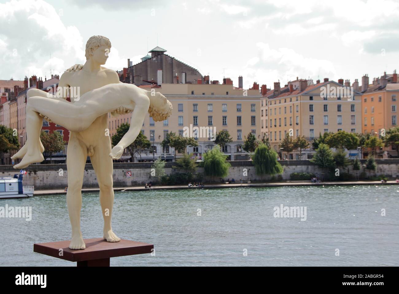 In Lyon - Frankreich - im August 2017 - Das Gewicht von sich selbst, Skulptur von Elmgreen & Dragset, 2013 in Quai Romain Rolland Passerelle du Palais de Justi Stockfoto
