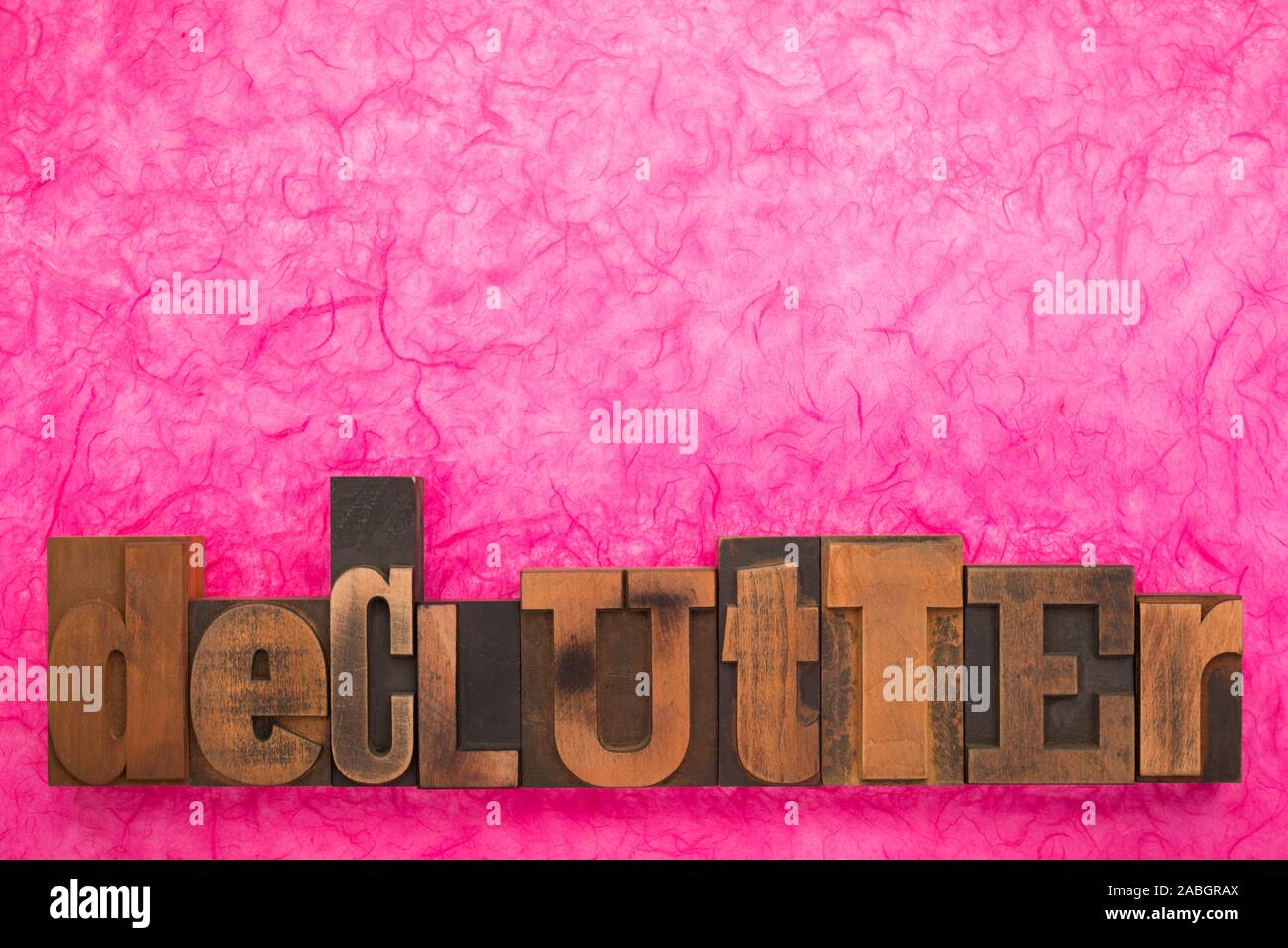 Aufräumen, Word mit Vintage Buchdruck Blöcke auf lebendige Texturierte rosa Hintergrund einstellen Stockfoto
