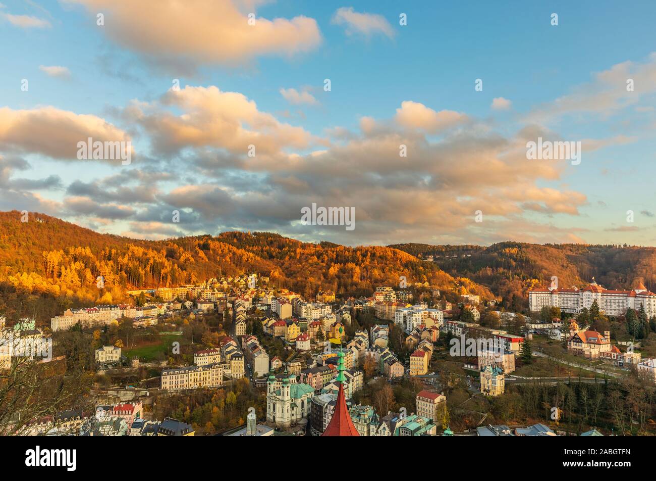 Blick auf Karlsbad Stadt von oben bei Sonnenuntergang Stockfoto