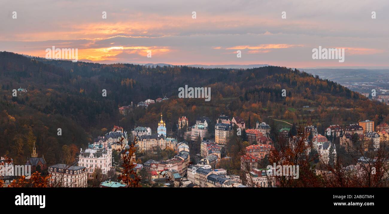Blick auf Karlsbad Stadt von oben bei Sonnenuntergang Stockfoto