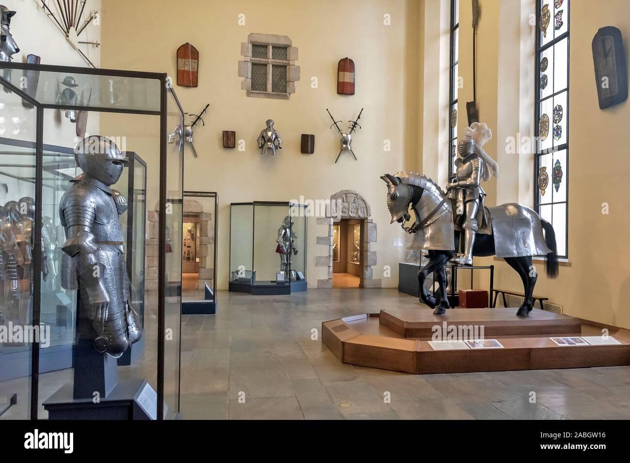 Mittelalterliche Ritter zu Pferd, а seltene Europäische horse Armor - durch eine ebenso Anzug der Mann Rüstung, Philadelphia Museum der Kunst, PA, USA begleitet Stockfoto