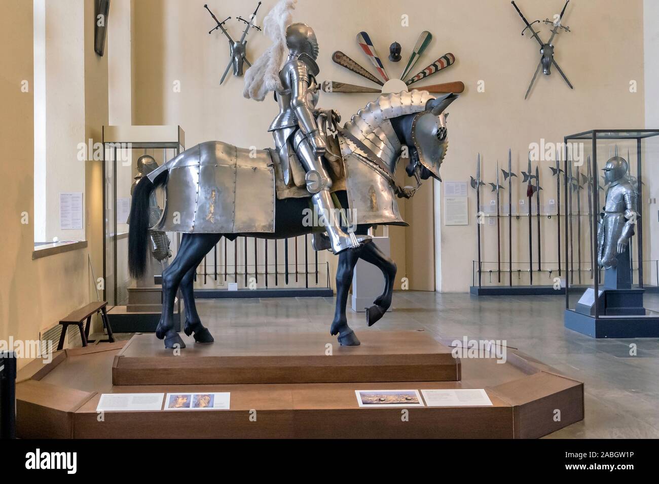 Mittelalterliche Ritter zu Pferd, а seltene Europäische horse Armor - durch eine ebenso Anzug der Mann Rüstung, Philadelphia Museum der Kunst, PA, USA begleitet Stockfoto