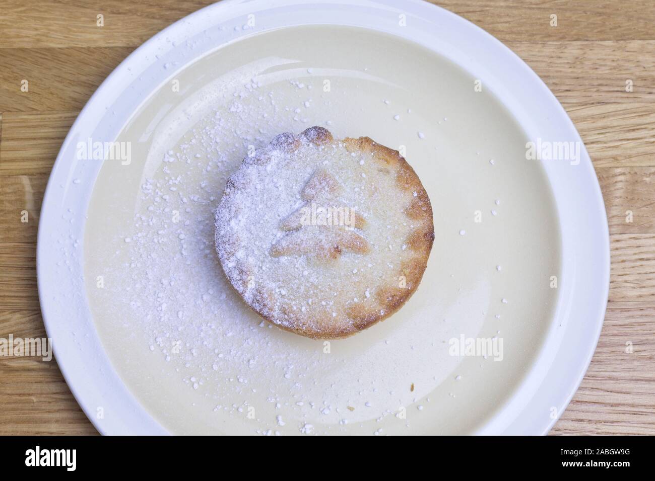 Tiefe gefüllt Mince Pie mit einem Abstauben des Puderzucker Stockfoto
