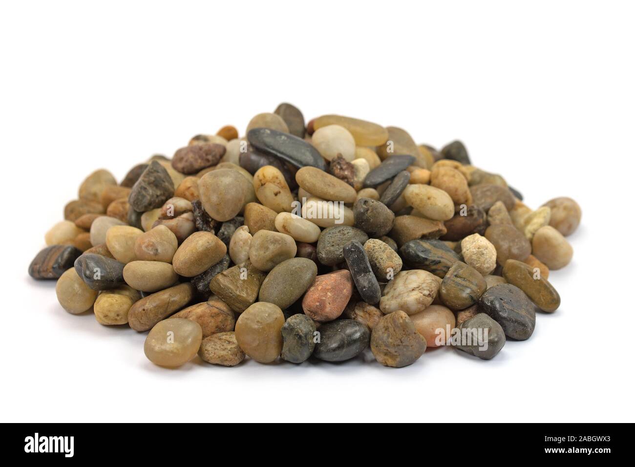 Viele bunte Kieselsteine vor weißem Hintergrund Stockfoto