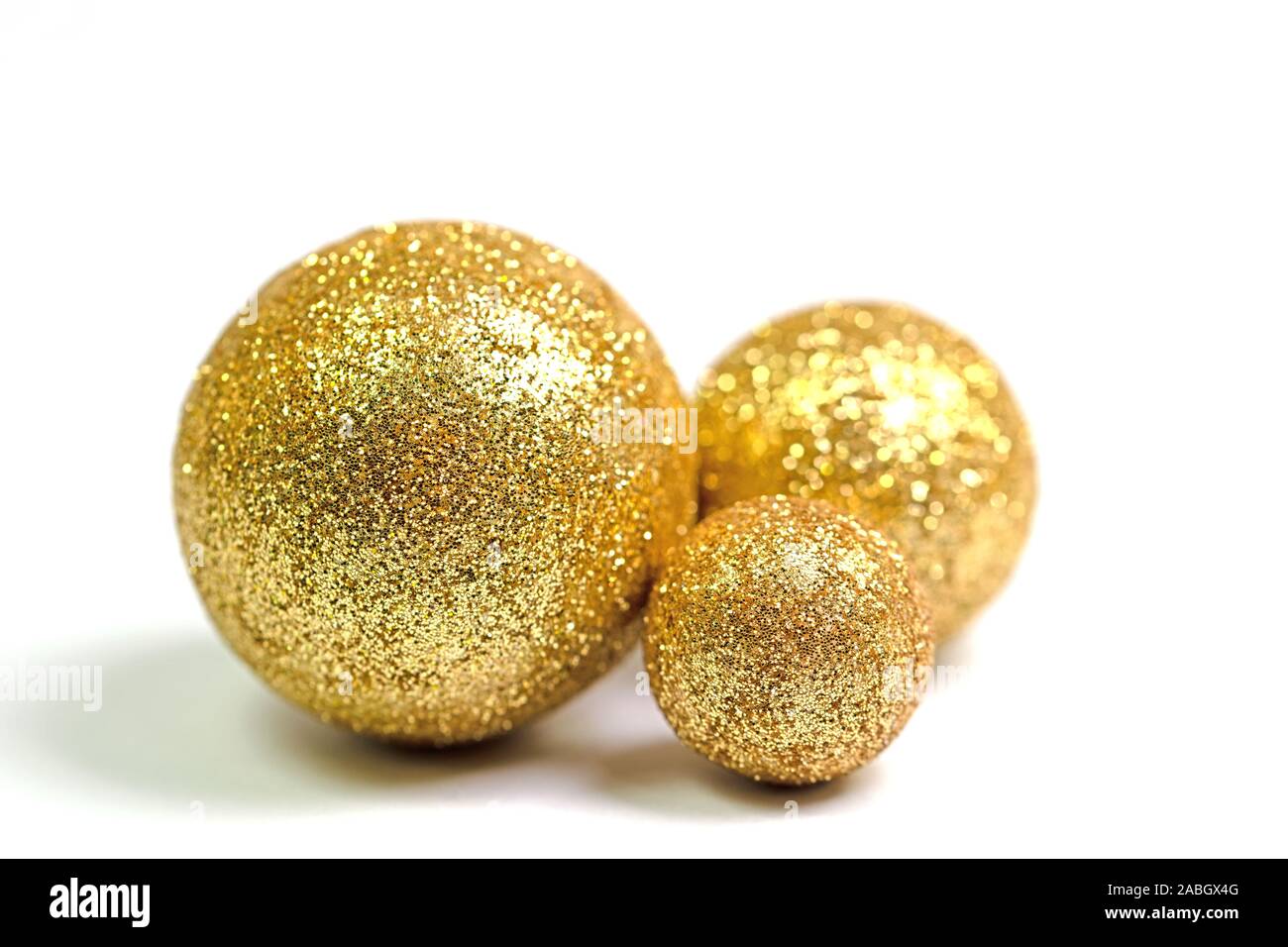Goldenen Kugeln vor weißem Hintergrund Stockfoto
