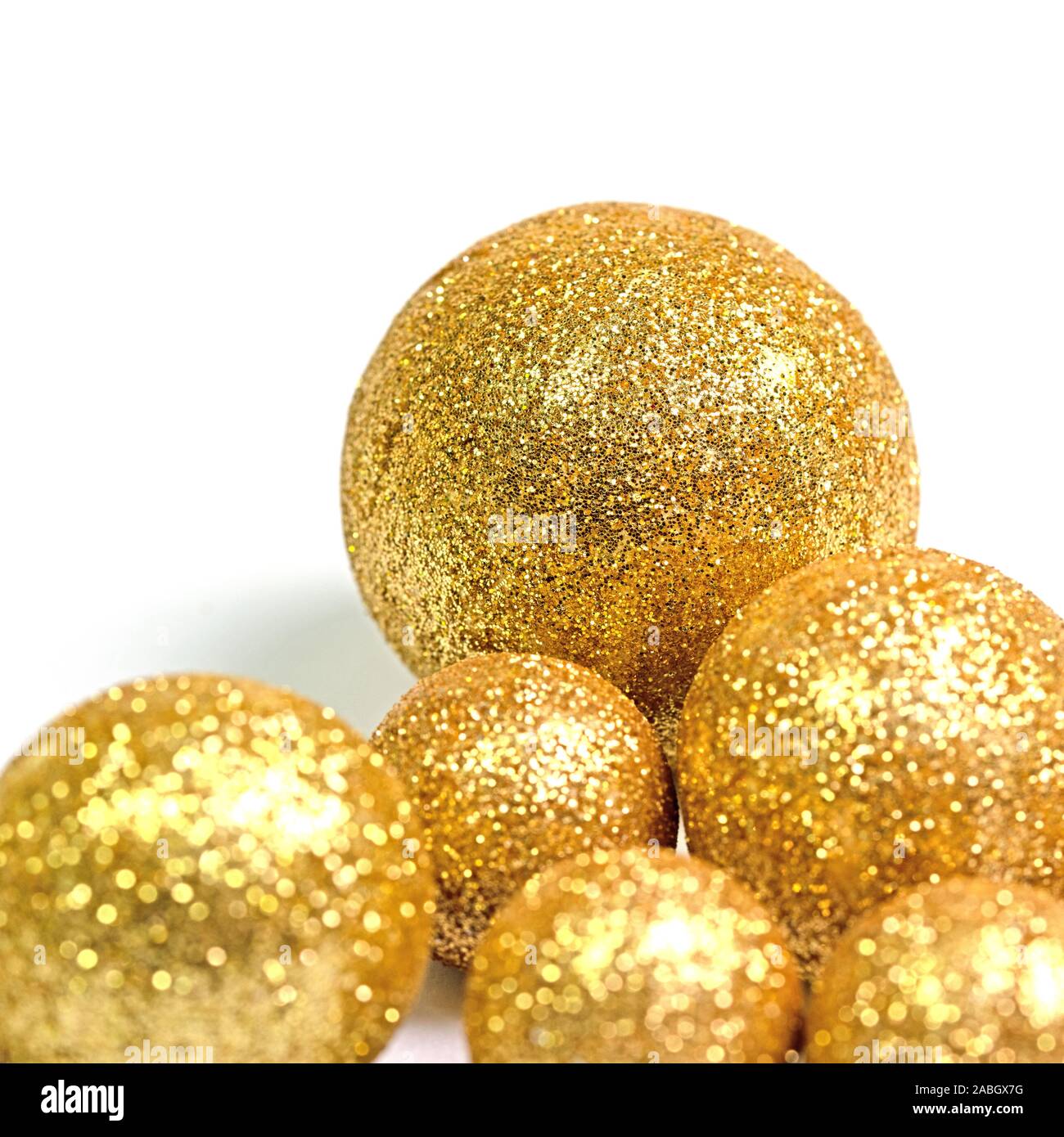 Goldenen Kugeln vor weißem Hintergrund Stockfoto