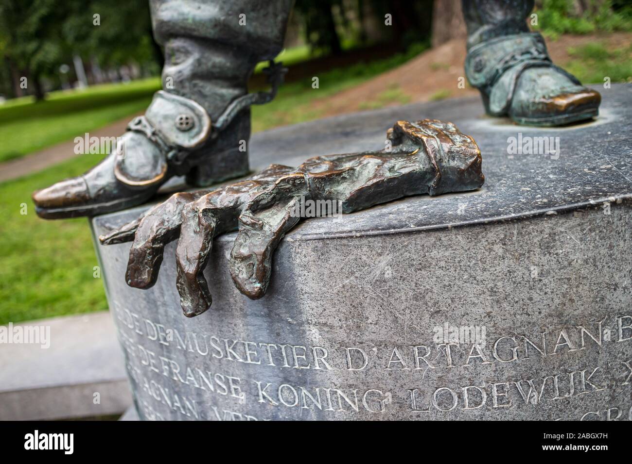 D'Artagnan (Charles de Batz de Castelmore) Statue Handschuh Detail in der Aldenhofpark Maastricht, Niederlande Stockfoto