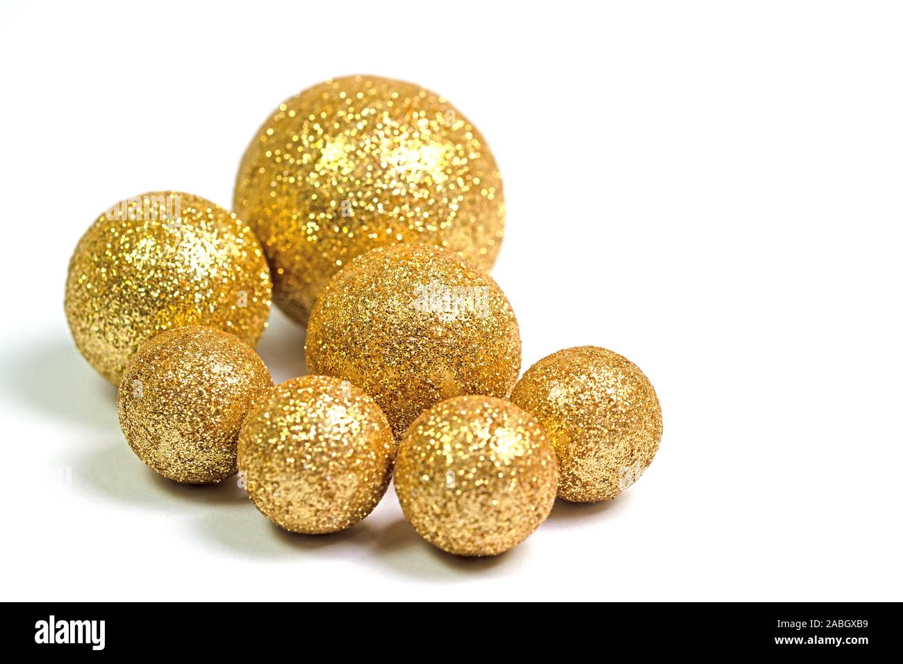 Goldenen Kugeln vor weißem Hintergrund Stockfoto