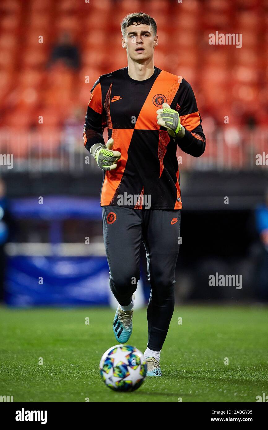 Mestalla, Valencia, Spanien. 27 Nov, 2019. UEFA Champions League Fußball -, Valencia gegen Chelsea; Torwart Kepa Arrizabalaga von Chelsea nach dem Aufwärmen vor dem Spiel - Redaktionelle Verwendung Credit: Aktion plus Sport/Alamy leben Nachrichten Stockfoto