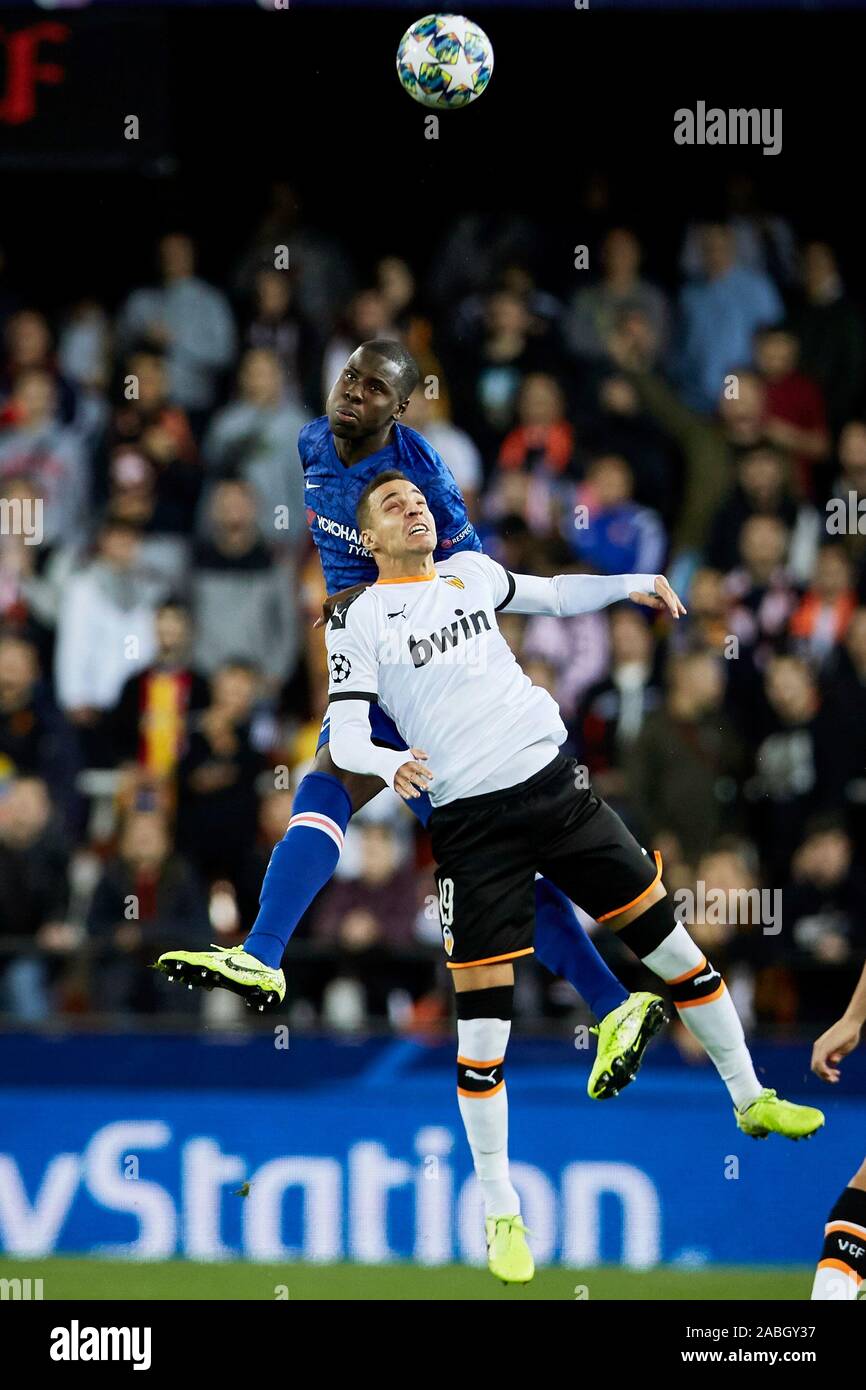 Mestalla, Valencia, Spanien. 27 Nov, 2019. UEFA Champions League Fußball -, Valencia gegen Chelsea; Rodrigo Moreno von Valencia CF-Duelle für einen hohen Ball mit Kurt Zouma von Chelsea - Redaktionelle Verwendung Credit: Aktion plus Sport/Alamy leben Nachrichten Stockfoto