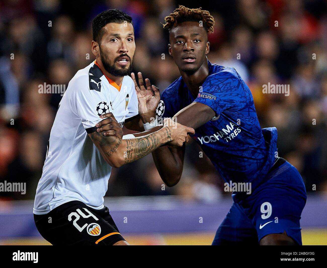 Mestalla, Valencia, Spanien. 27 Nov, 2019. UEFA Champions League Fußball -, Valencia gegen Chelsea; Ezequiel Garay von Valencia CF Rangeleien für einen hohen Ball mit Tammy Abraham von Chelsea - Redaktionelle Verwendung Credit: Aktion plus Sport/Alamy leben Nachrichten Stockfoto