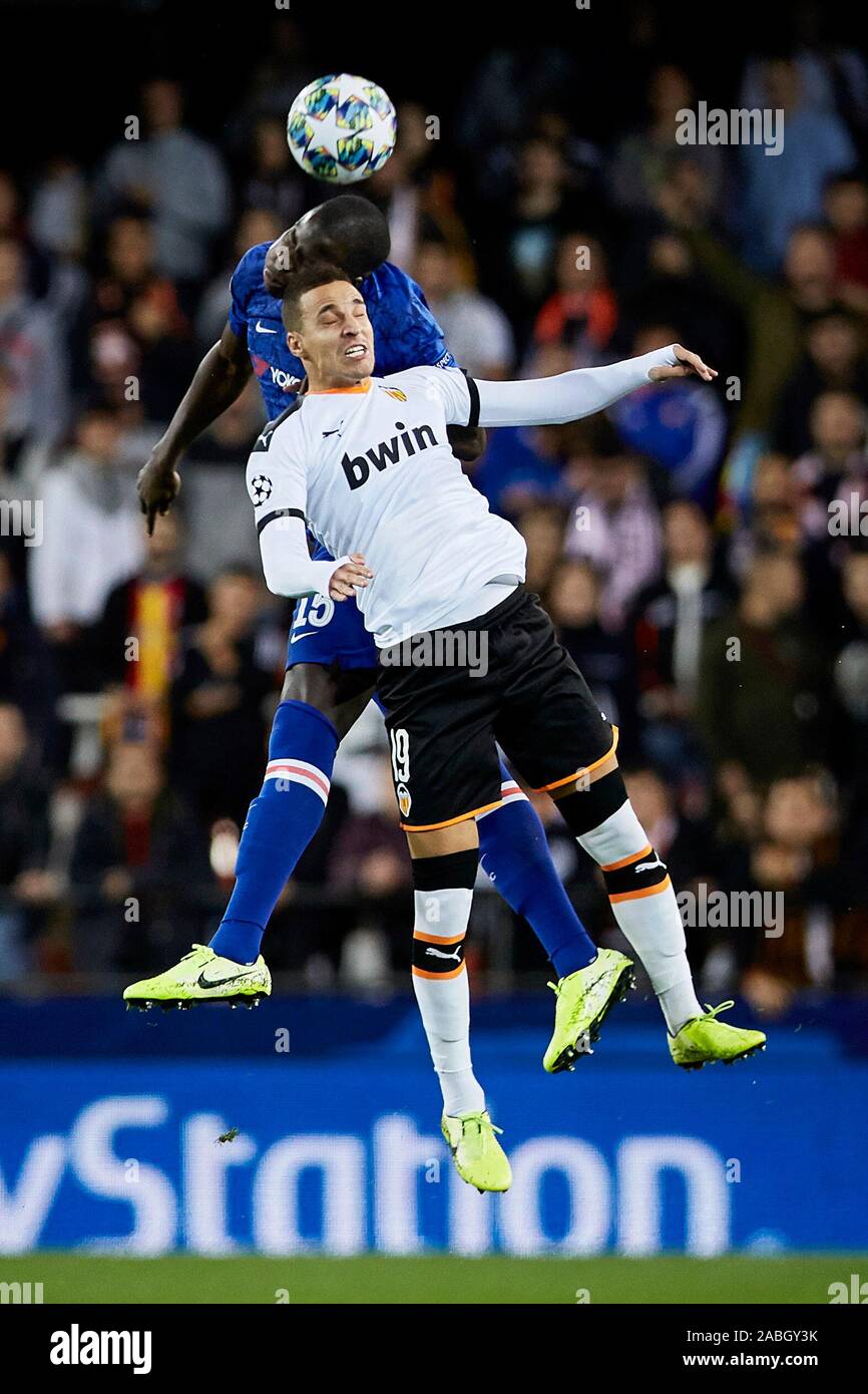 Mestalla, Valencia, Spanien. 27 Nov, 2019. UEFA Champions League Fußball -, Valencia gegen Chelsea; Rodrigo Moreno von Valencia CF-Duelle für einen hohen Ball mit Kurt Zouma von Chelsea - Redaktionelle Verwendung Credit: Aktion plus Sport/Alamy leben Nachrichten Stockfoto